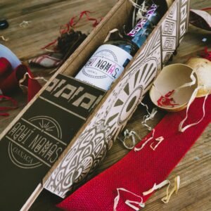 AQUÍ NOMÁS | Mezcal Artesanal CAJA PERSONALIZADA 750 ml / 45° | Mezcal + Sal de gusano + Jícara tradicional